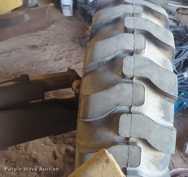 image for item NZ9378 John Deere  570 motor grader