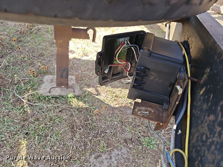 image for item DK0723 1998 Donahue EXS-150 swather / windrower trailer