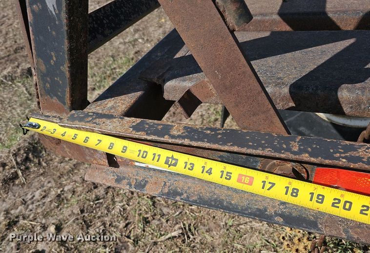 image for item DK0723 1998 Donahue EXS-150 swather / windrower trailer