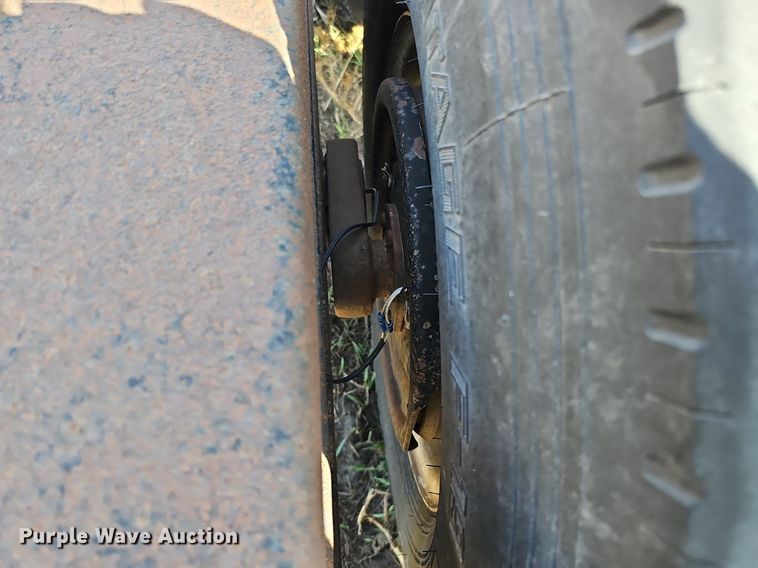 image for item DK0723 1998 Donahue EXS-150 swather / windrower trailer