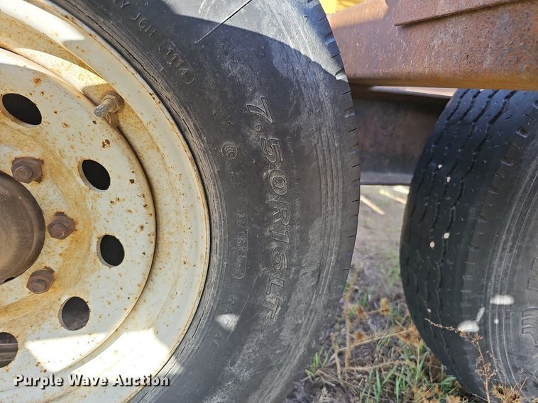 image for item DK0723 1998 Donahue EXS-150 swather / windrower trailer