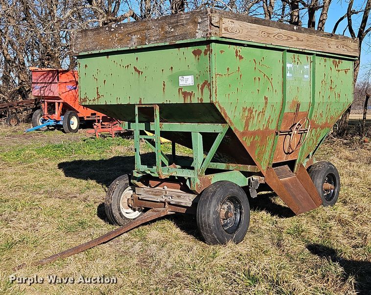 image for item DN7226 Huskee 225 gravity wagon