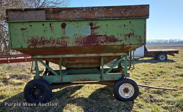 image for item DN7226 Huskee 225 gravity wagon