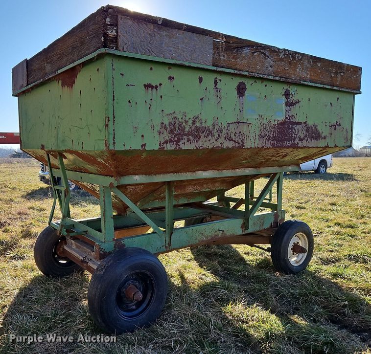 image for item DN7226 Huskee 225 gravity wagon