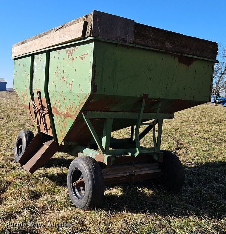 image for item DN7226 Huskee 225 gravity wagon