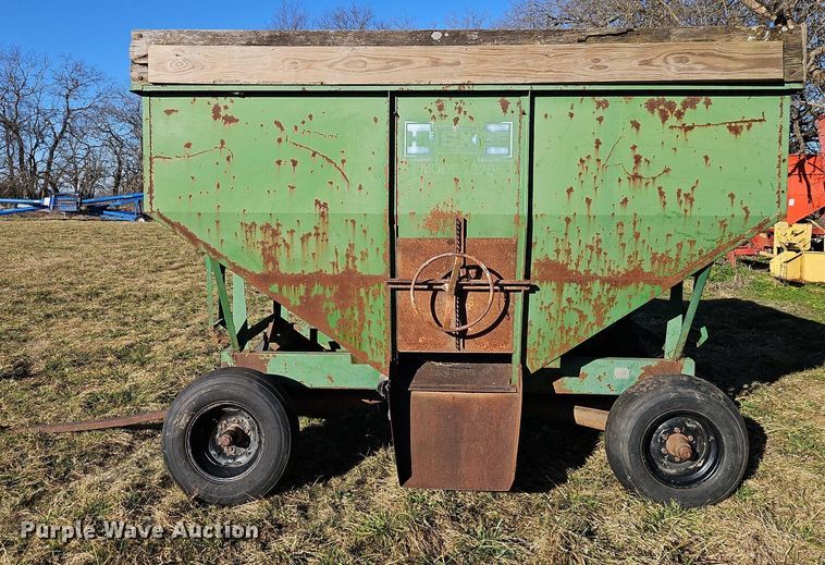 image for item DN7226 Huskee 225 gravity wagon