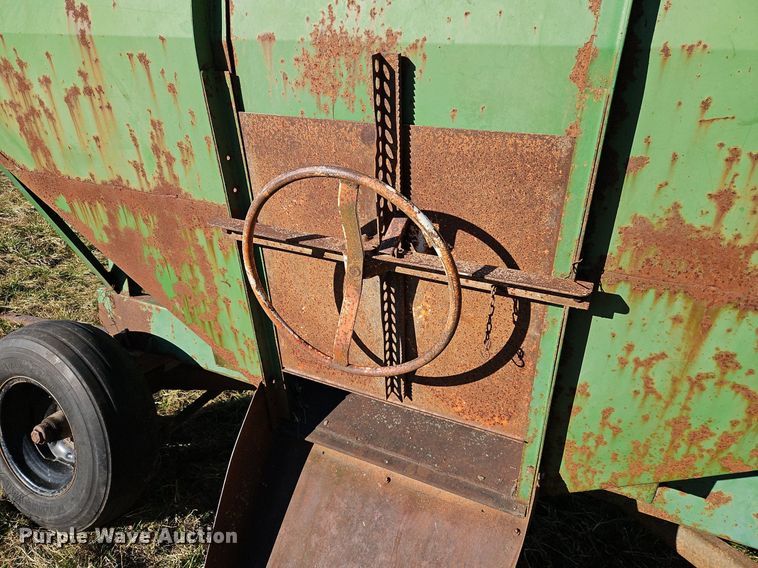 image for item DN7226 Huskee 225 gravity wagon