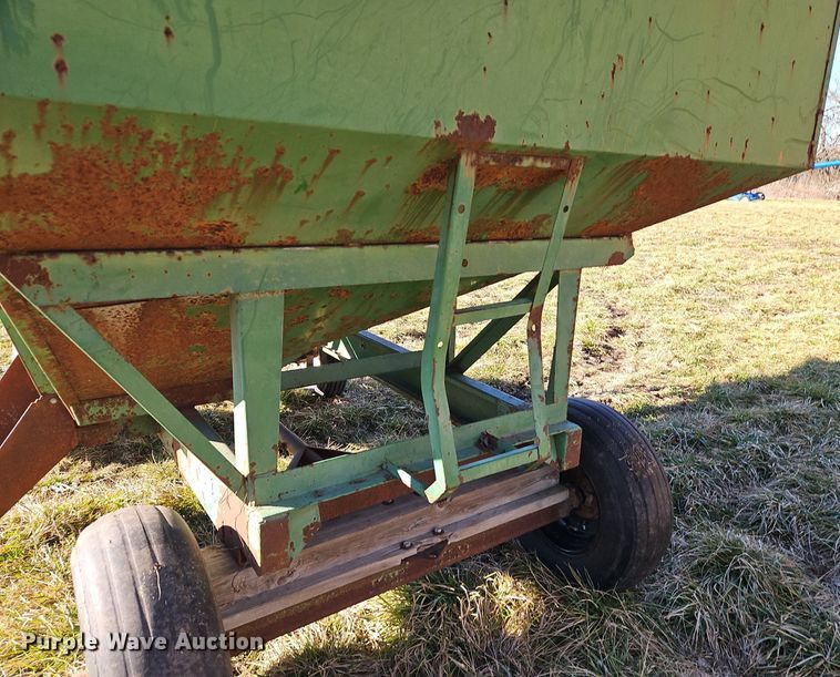 image for item DN7226 Huskee 225 gravity wagon