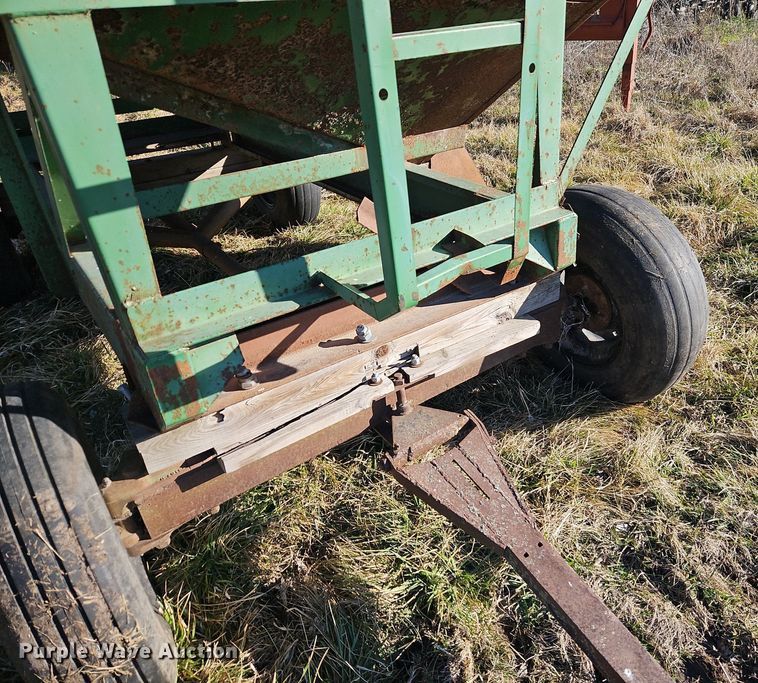 image for item DN7226 Huskee 225 gravity wagon