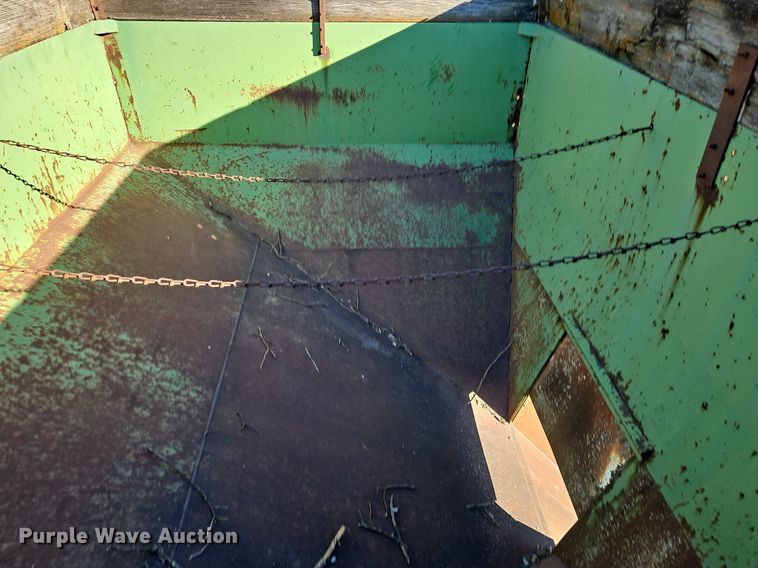 image for item DN7226 Huskee 225 gravity wagon