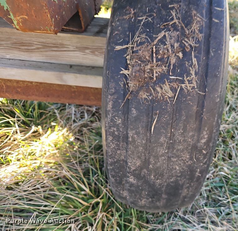 image for item DN7226 Huskee 225 gravity wagon