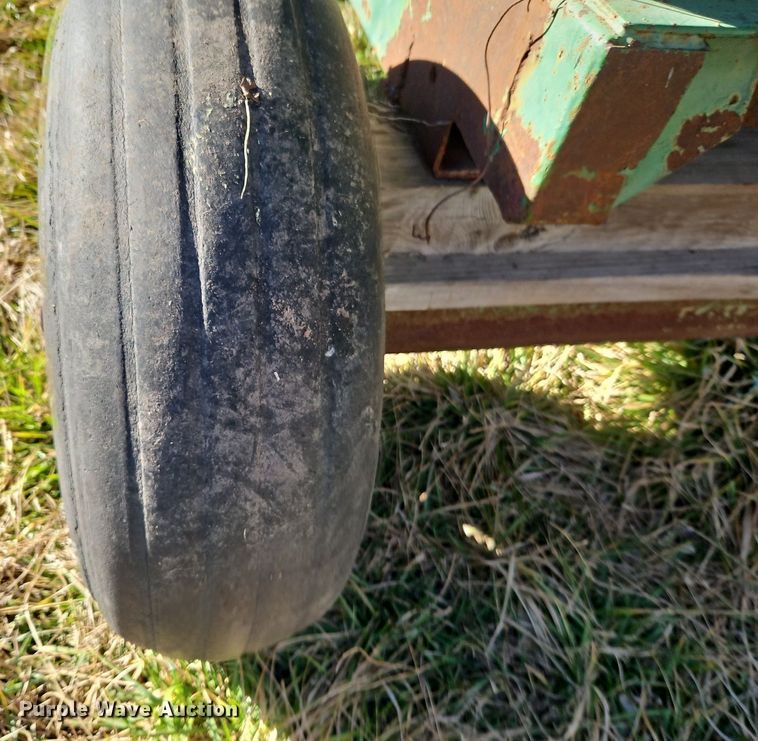 image for item DN7226 Huskee 225 gravity wagon