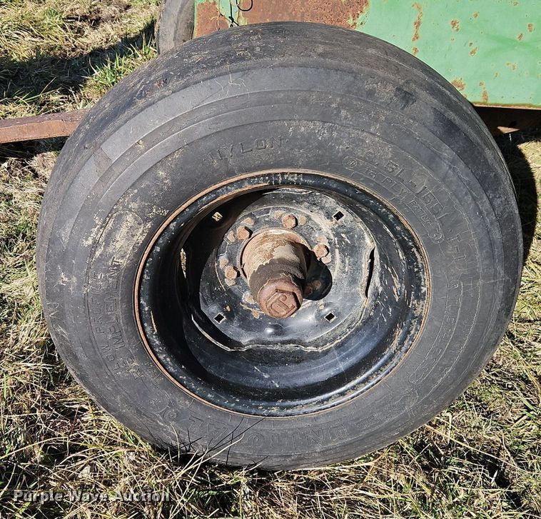 image for item DN7226 Huskee 225 gravity wagon