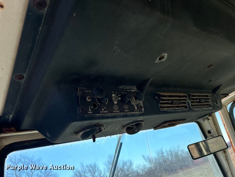 image for item DS0835 Case 1370 tractor