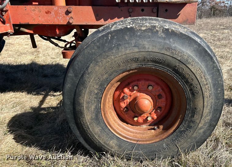 image for item DS0835 Case 1370 tractor