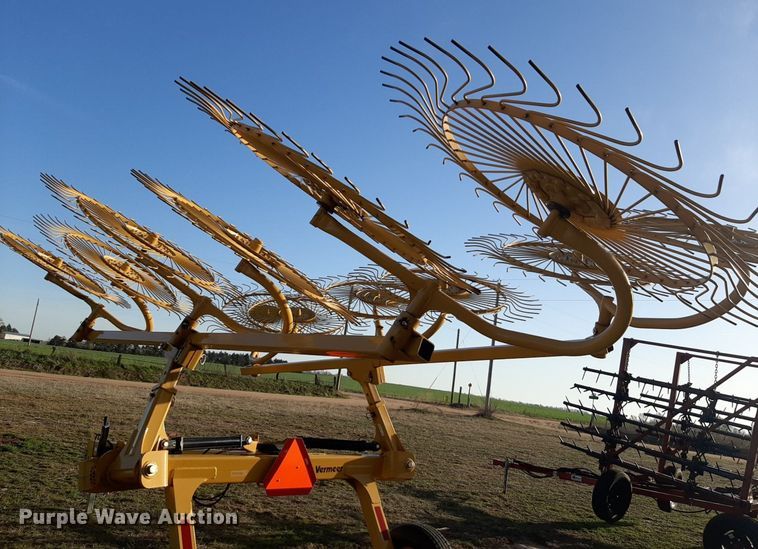 image for item DV9907 2019 Vermeer VR1224 hay rake