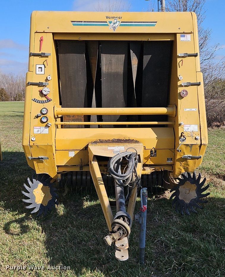 image for item EI3607 Vermeer 605K round baler