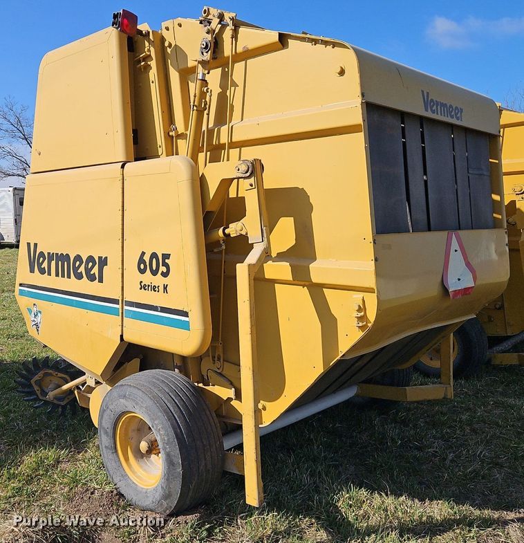 image for item EI3607 Vermeer 605K round baler