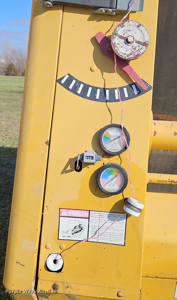 image for item EI3607 Vermeer 605K round baler