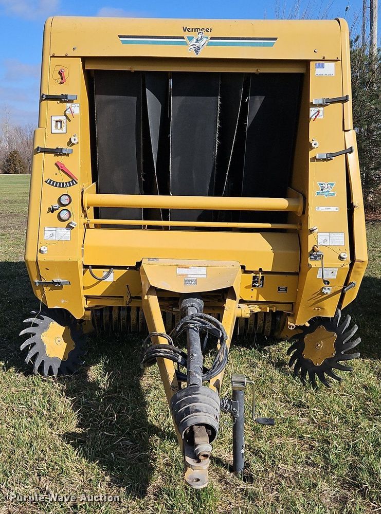 image for item EI3608 Vermeer 605K round baler