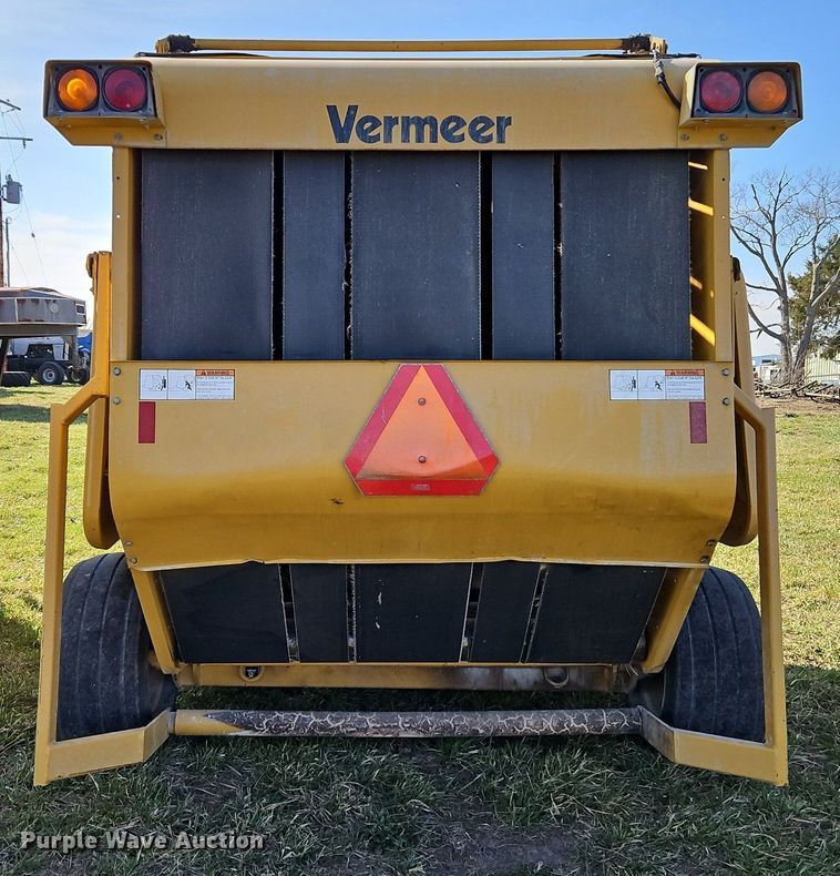 image for item EI3608 Vermeer 605K round baler