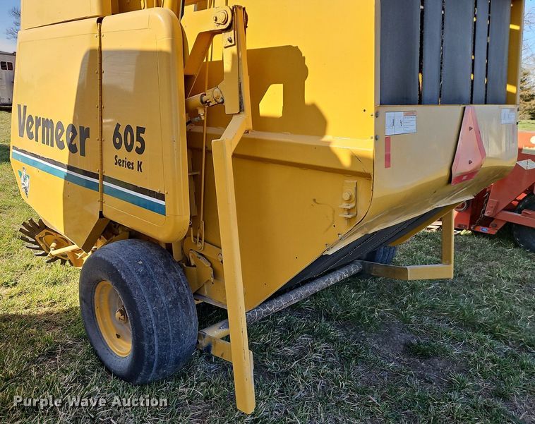 image for item EI3608 Vermeer 605K round baler