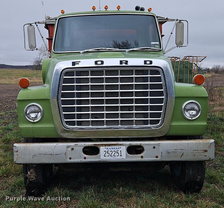 image for item EI3625 1974 Ford T880 Custom Cab grain truck