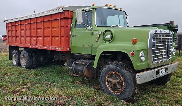 image for item EI3625 1974 Ford T880 Custom Cab grain truck