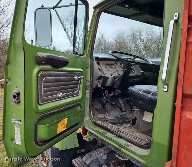 image for item EI3625 1974 Ford T880 Custom Cab grain truck