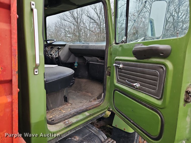 image for item EI3625 1974 Ford T880 Custom Cab grain truck