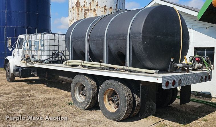 image for item EJ6063 1983 International 1754 flatbed truck