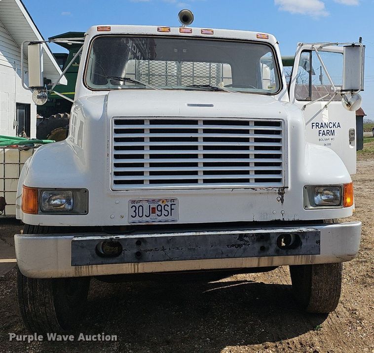 image for item EJ6063 1983 International 1754 flatbed truck