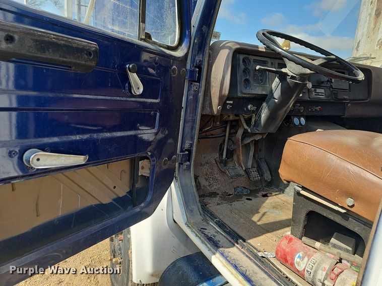 image for item EJ6063 1983 International 1754 flatbed truck