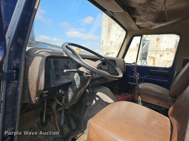 image for item EJ6063 1983 International 1754 flatbed truck