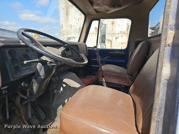 image for item EJ6063 1983 International 1754 flatbed truck