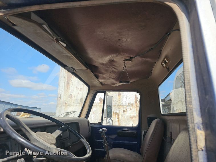 image for item EJ6063 1983 International 1754 flatbed truck