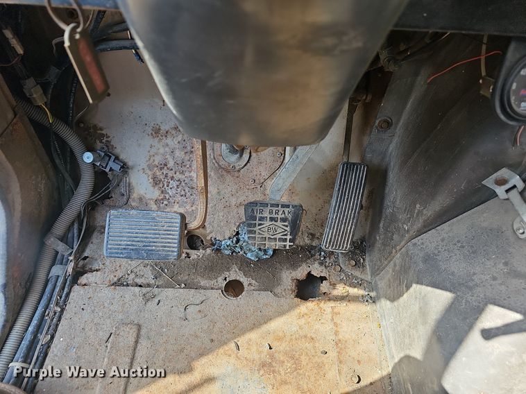 image for item EJ6063 1983 International 1754 flatbed truck