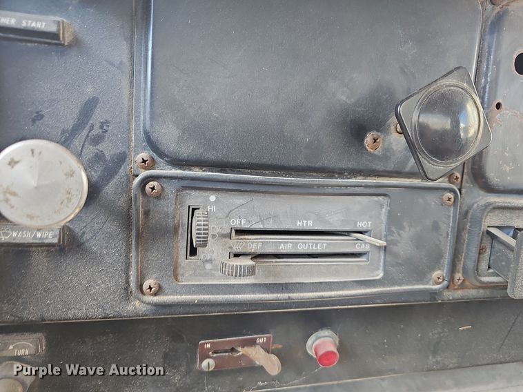 image for item EJ6063 1983 International 1754 flatbed truck