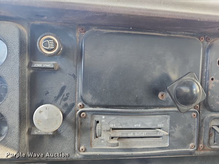 image for item EJ6063 1983 International 1754 flatbed truck