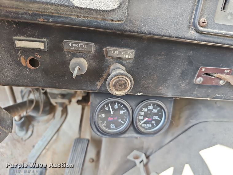 image for item EJ6063 1983 International 1754 flatbed truck