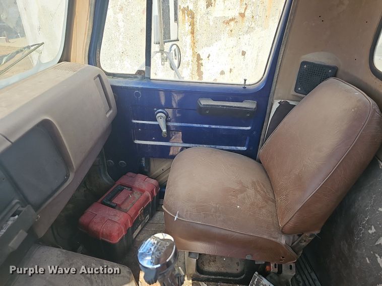 image for item EJ6063 1983 International 1754 flatbed truck