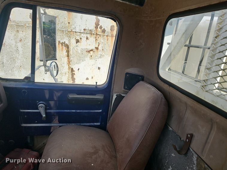 image for item EJ6063 1983 International 1754 flatbed truck