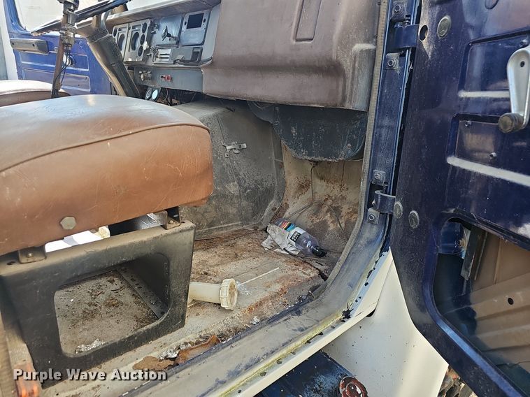 image for item EJ6063 1983 International 1754 flatbed truck