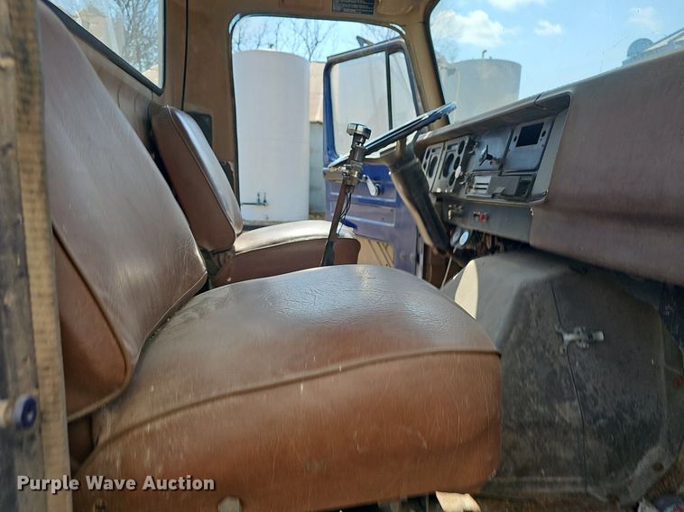 image for item EJ6063 1983 International 1754 flatbed truck