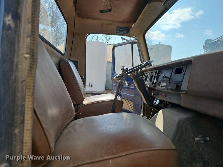 image for item EJ6063 1983 International 1754 flatbed truck