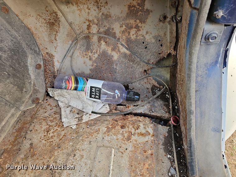 image for item EJ6063 1983 International 1754 flatbed truck