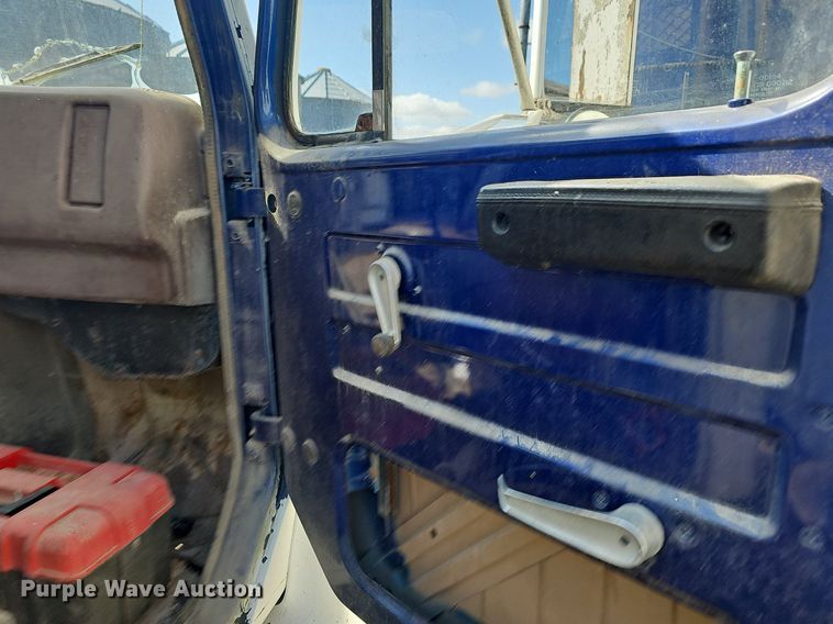 image for item EJ6063 1983 International 1754 flatbed truck