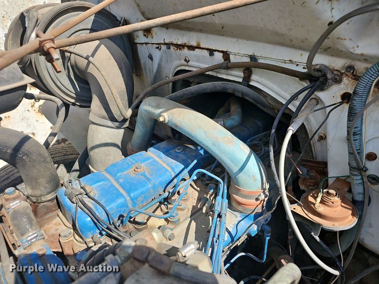 image for item EJ6063 1983 International 1754 flatbed truck