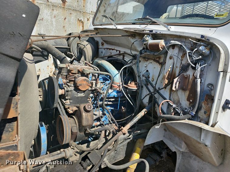 image for item EJ6063 1983 International 1754 flatbed truck