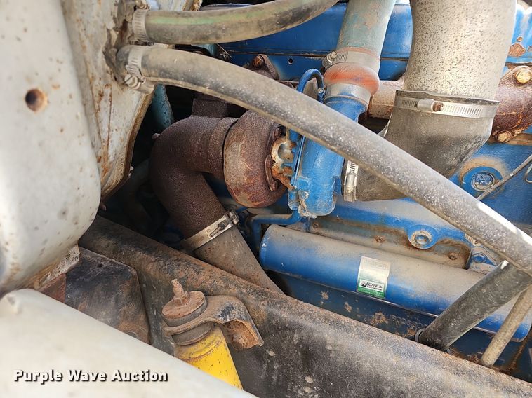 image for item EJ6063 1983 International 1754 flatbed truck